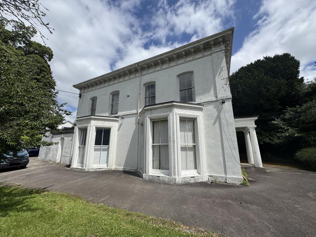 Lot: 18 - DETACHED PROPERTY WITH POTENTIAL AND LARGE CAR PARK - Front of the property